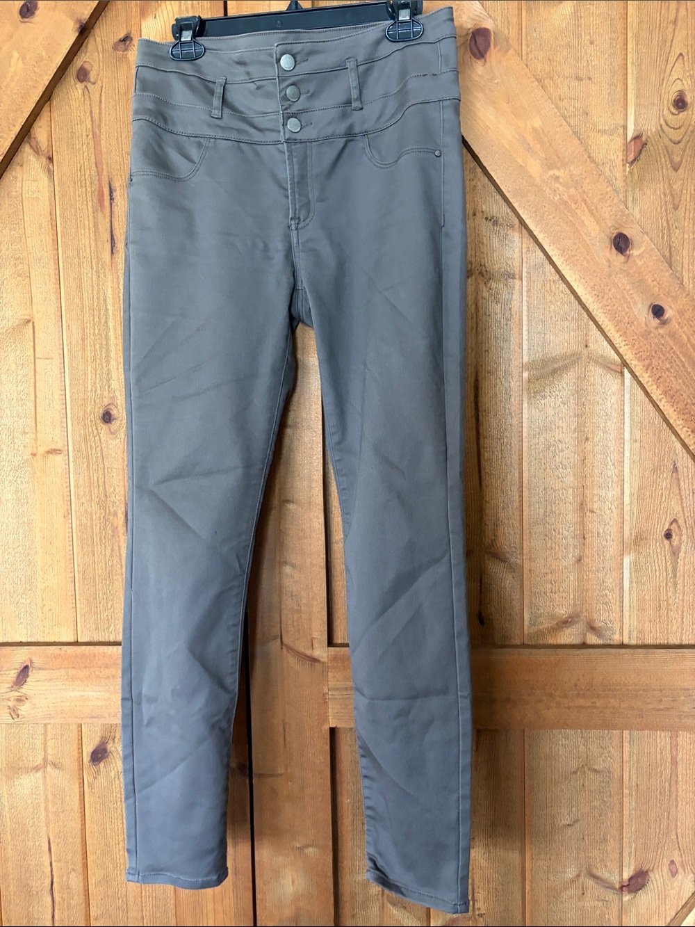 Tinseltown Women's Skinny Jeans in taupe/gray